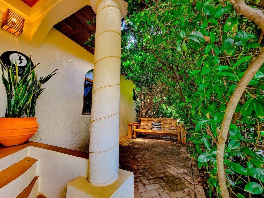 Vive Utila - Bed & Breakfast Buitenkant foto