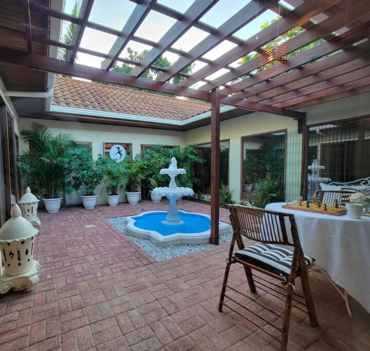 Vive Utila - Bed & Breakfast Buitenkant foto